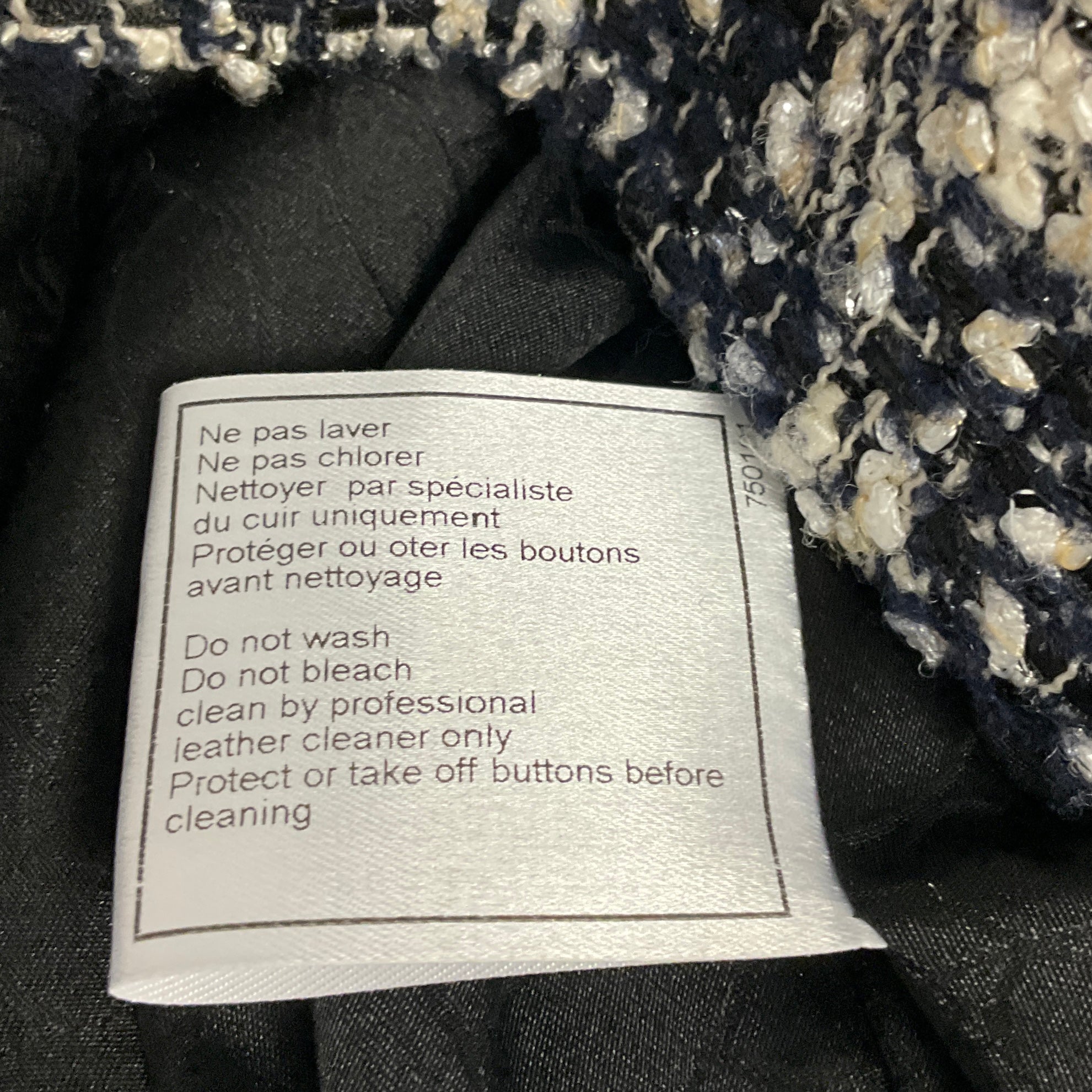 Chanel 2005 Navy Blue / White / Black Lambskin Leather Trimmed Fringed Houndstooth Metallic Tweed Jacket with CC Logo Buttons
