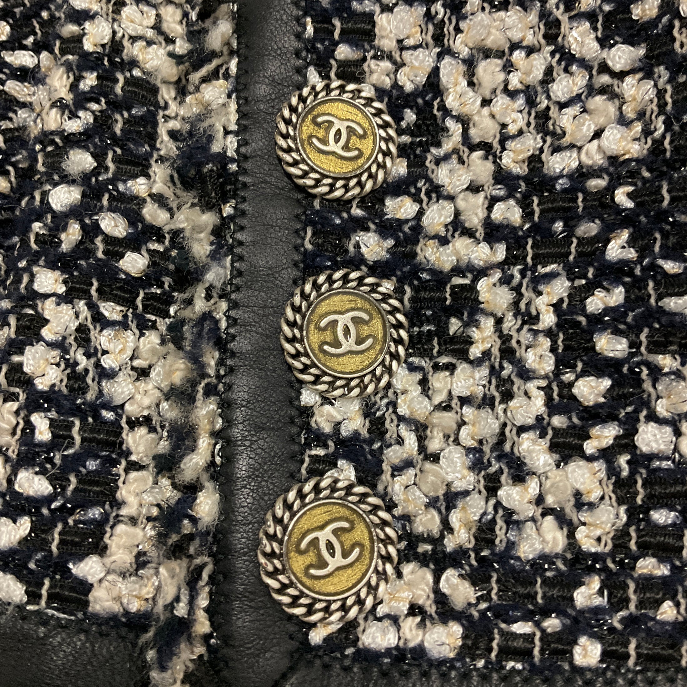 Chanel 2005 Navy Blue / White / Black Lambskin Leather Trimmed Fringed Houndstooth Metallic Tweed Jacket with CC Logo Buttons