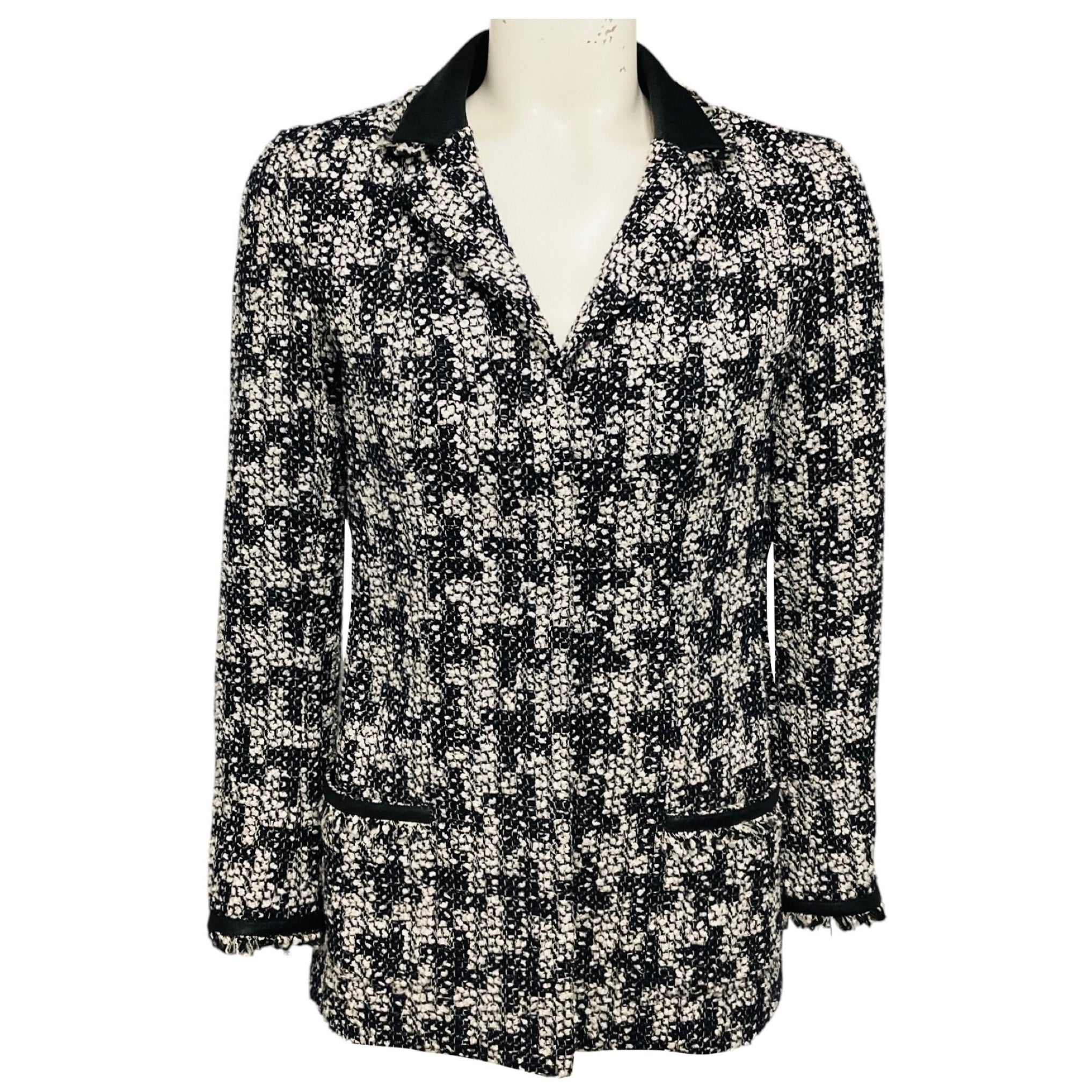 Chanel 2005 Navy Blue / White / Black Lambskin Leather Trimmed Fringed Houndstooth Metallic Tweed Jacket with CC Logo Buttons