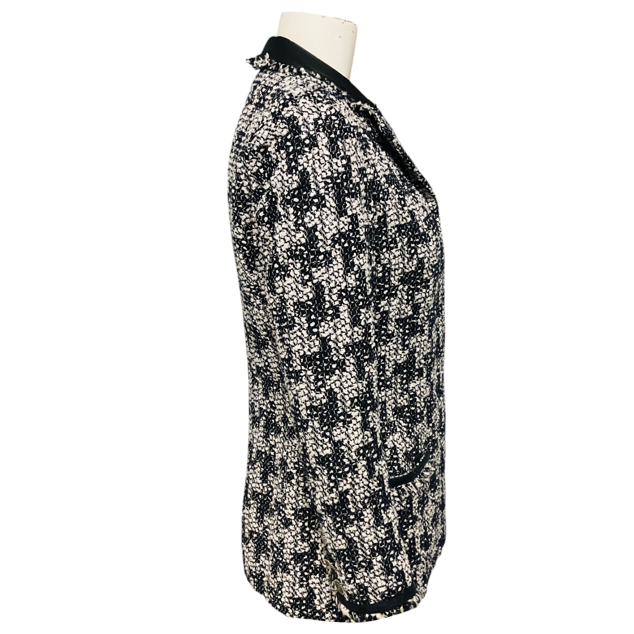 Chanel 2005 Navy Blue / White / Black Lambskin Leather Trimmed Fringed Houndstooth Metallic Tweed Jacket with CC Logo Buttons