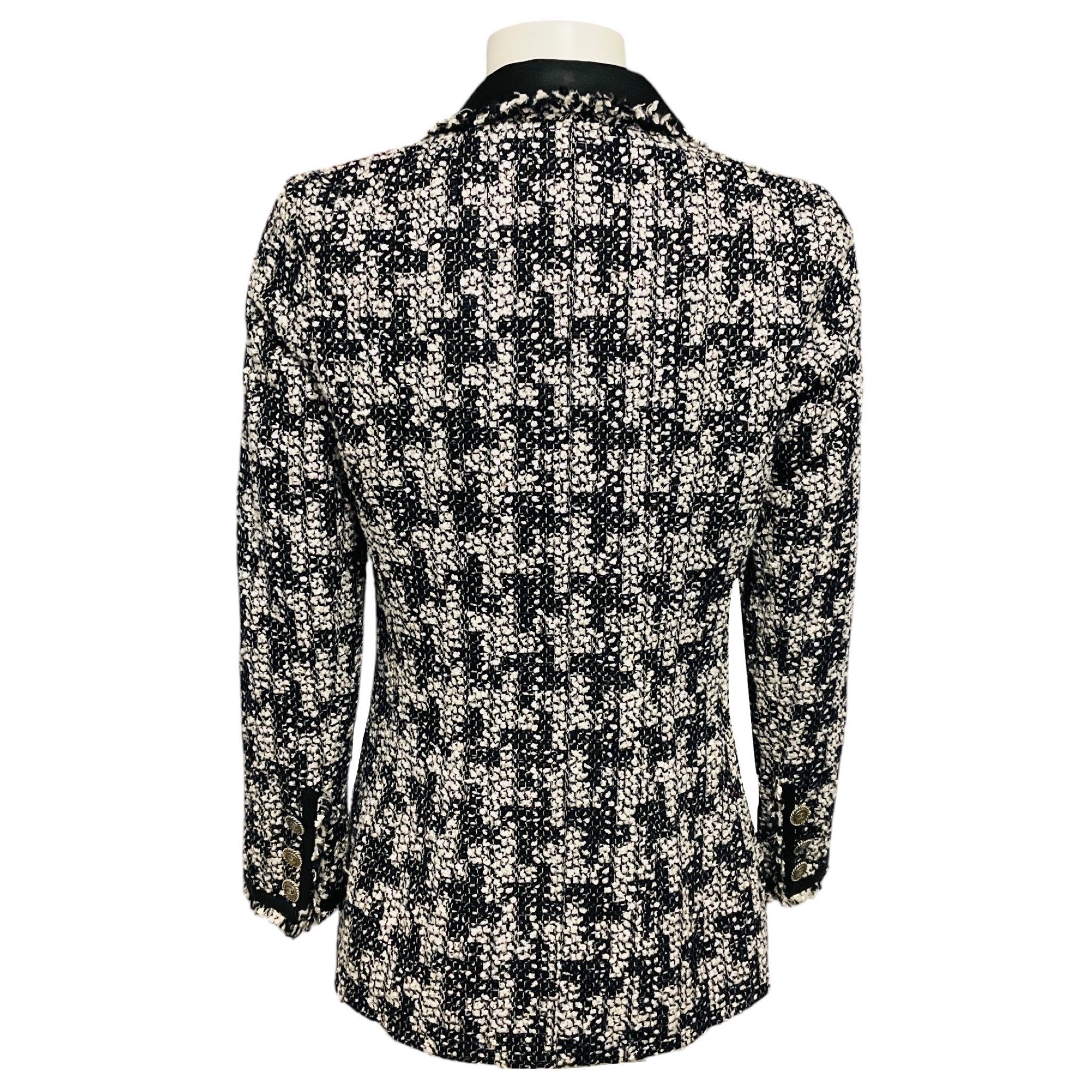 Chanel 2005 Navy Blue / White / Black Lambskin Leather Trimmed Fringed Houndstooth Metallic Tweed Jacket with CC Logo Buttons