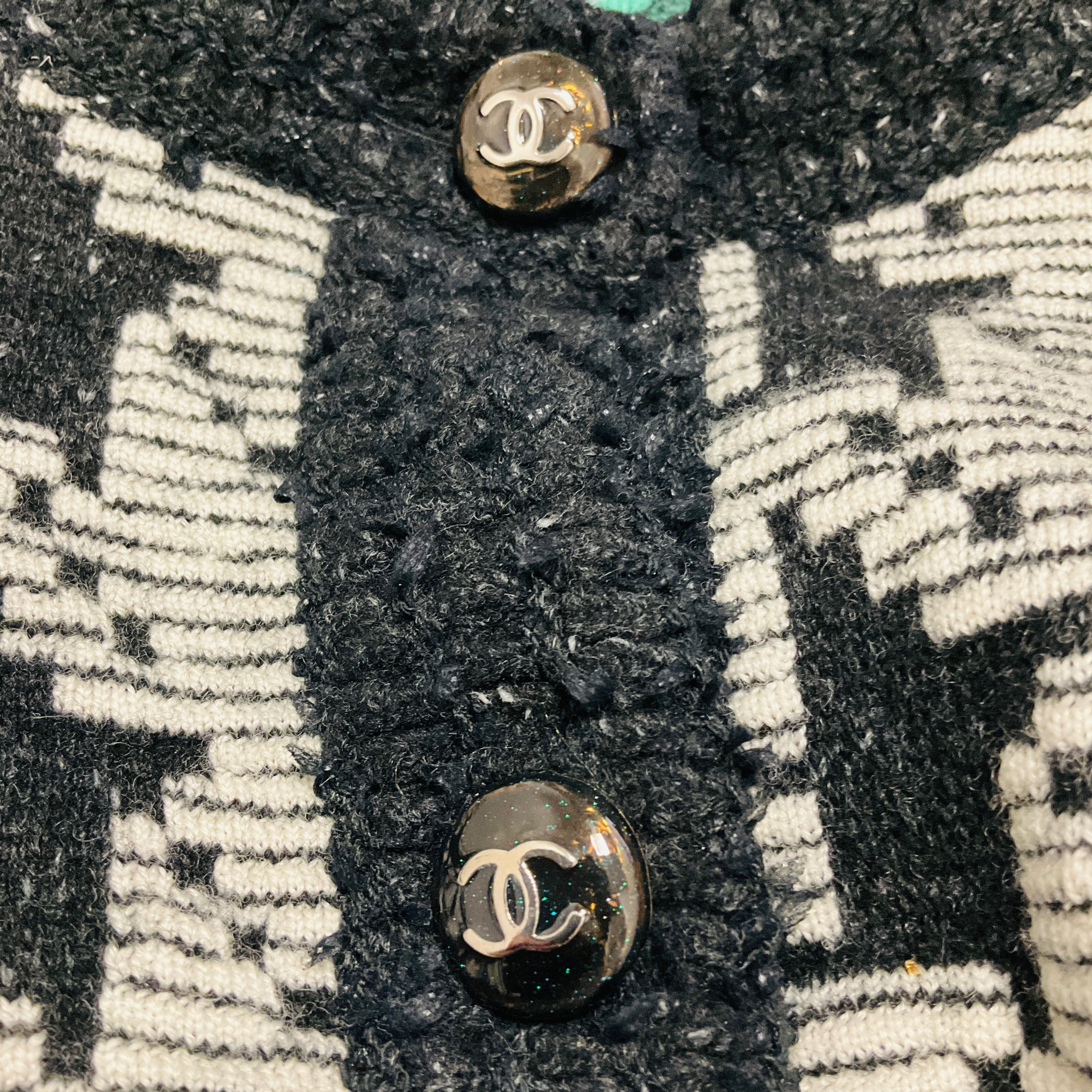 Chanel Green / White / Black Paris-Manchester 2024 Metiers d’Art Houndstooth Wool and Cashmere Knit Sweater Jacket with CC Logo Buttons