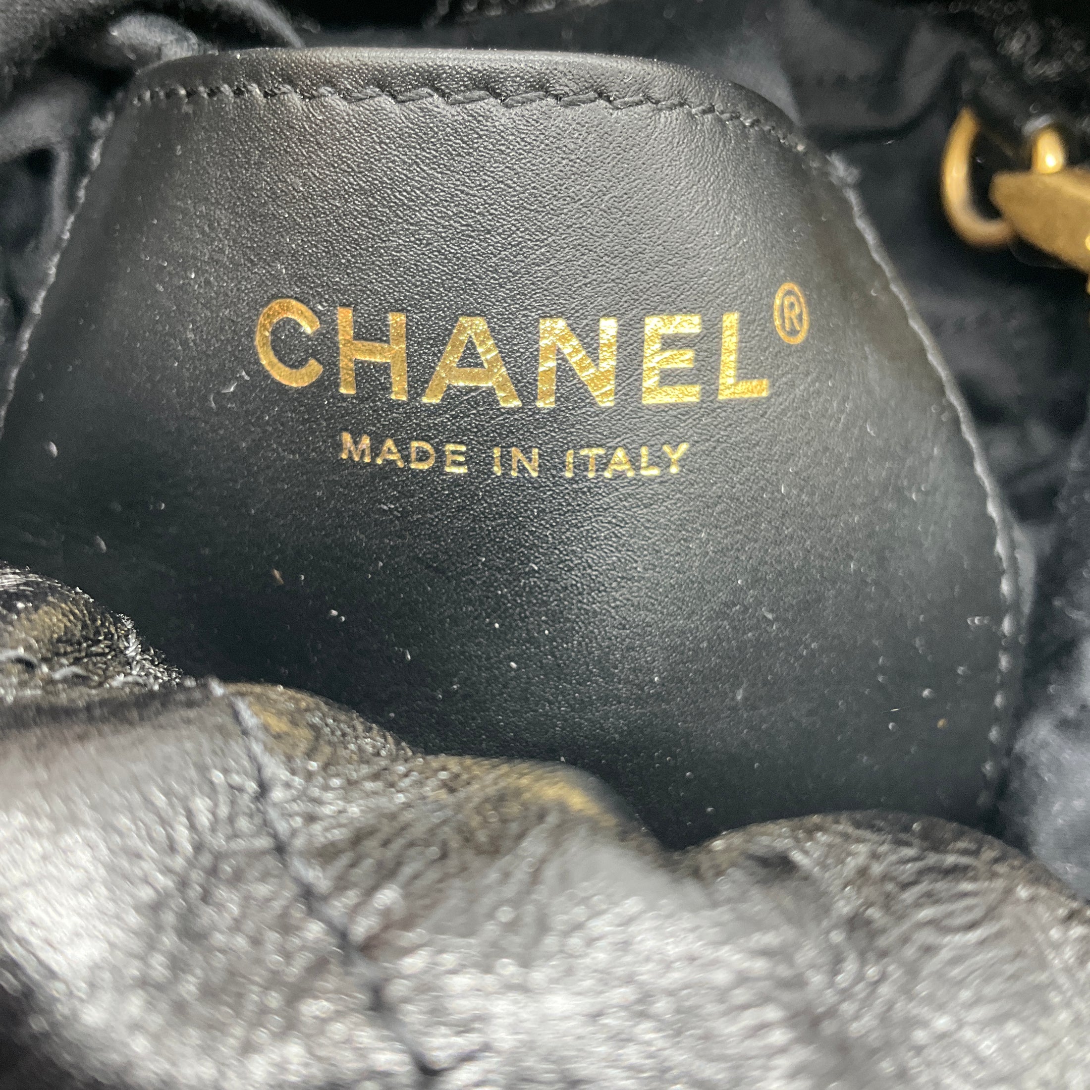 Chanel Black 2023/24 Metiers d'Art Collection Shiny Lambskin Leather Mini 22 Handbag