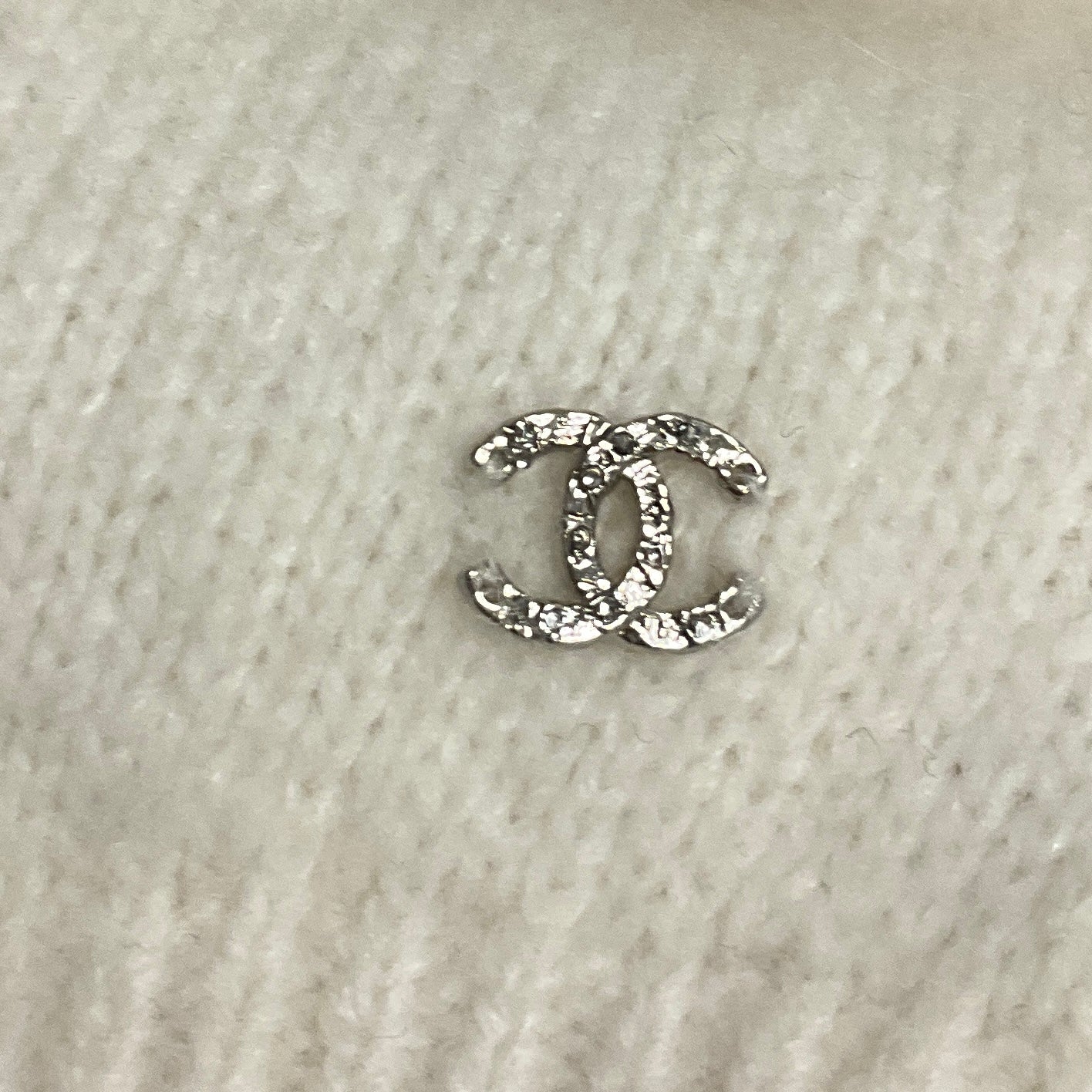Chanel Ivory / Red / Burgundy Intarsia Cashmere Knit Pullover Sweater with Crystal CC Logo