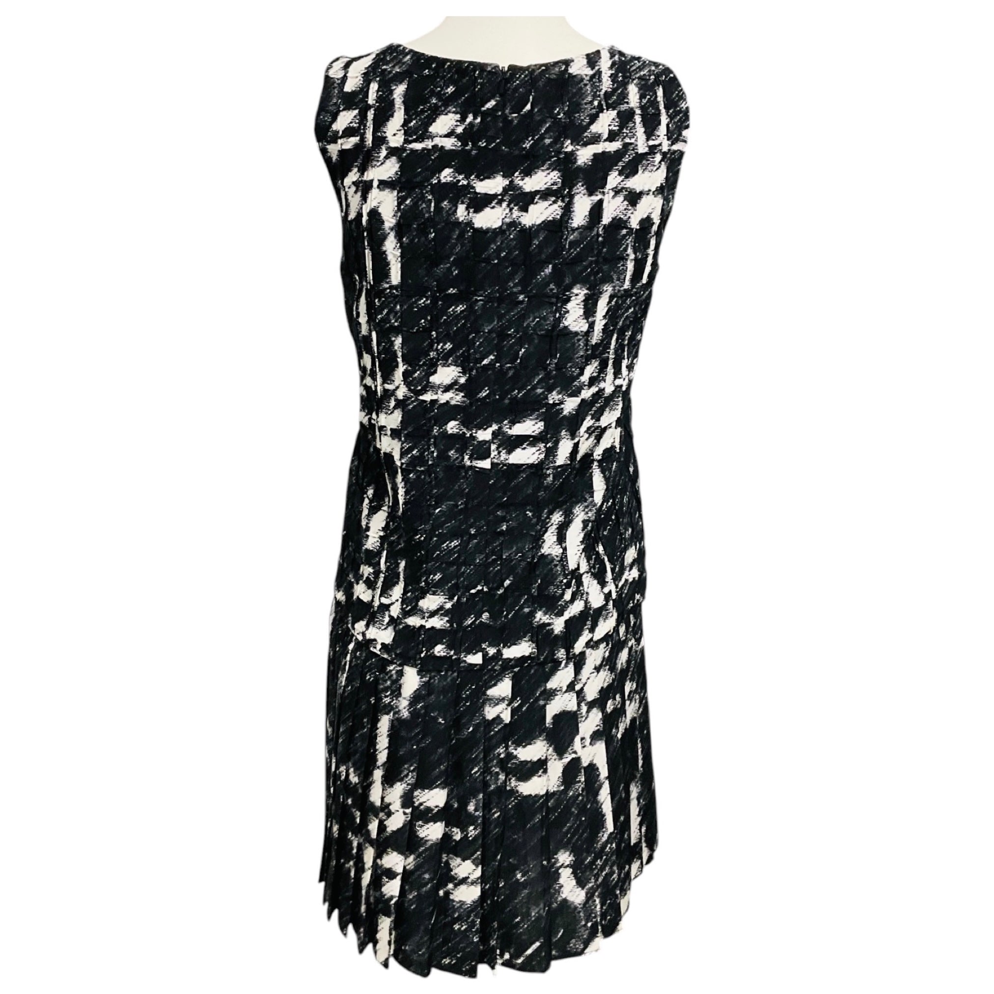 Oscar de la Renta Black / White Pleated Hem Sleeveless Silk Sheath Dress