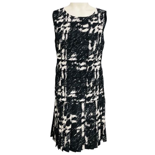 Oscar de la Renta Black / White Pleated Hem Sleeveless Silk Sheath Dress