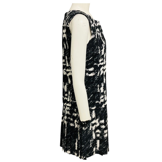 Oscar de la Renta Black / White Pleated Hem Sleeveless Silk Sheath Dress