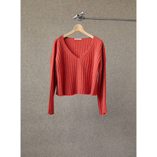 Annis LILY PAPAYA CROPPED V-NECK RIBBED TOP
